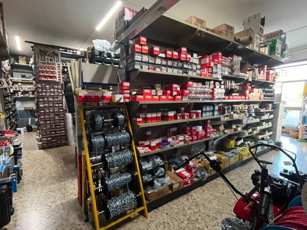 negozio in vendita a Mantova in zona Formigosa