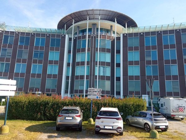 negozio in vendita a Mantova in zona Lunetta-Frassino