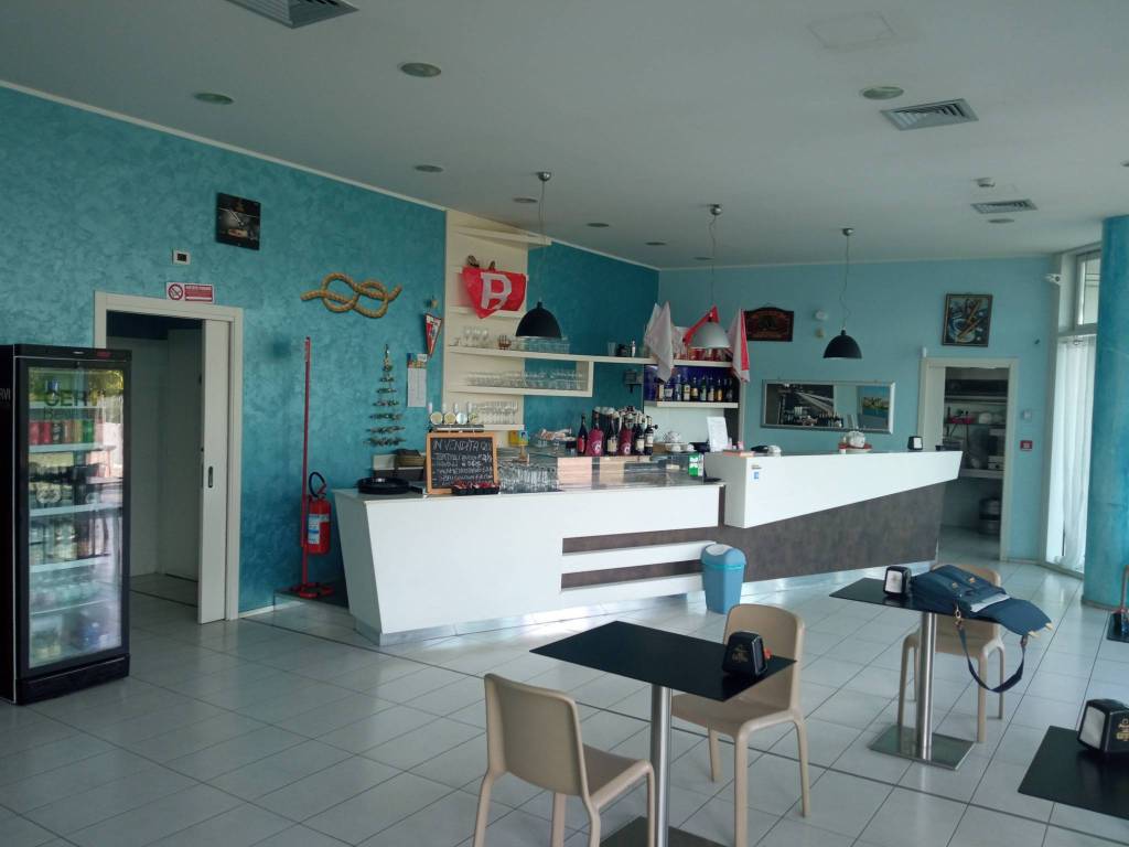 negozio in vendita a Mantova in zona Lunetta-Frassino