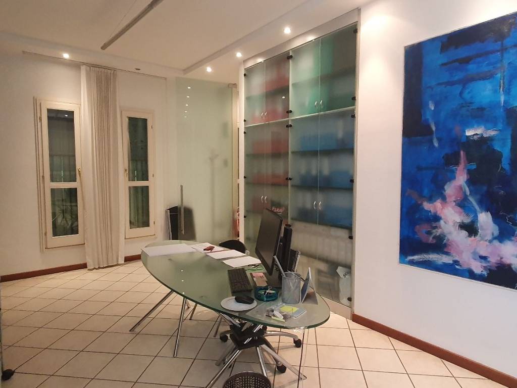 ufficio in vendita a Mantova in zona Viale Risorgimento