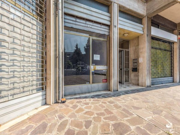 negozio in vendita a Mantova in zona Valletta Paiolo