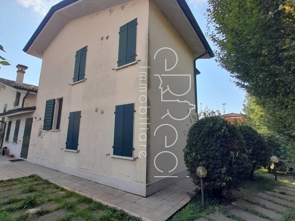 casa indipendente in vendita a Mantova in zona Valletta Valsecchi