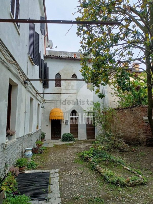 casa indipendente in vendita a Mantova