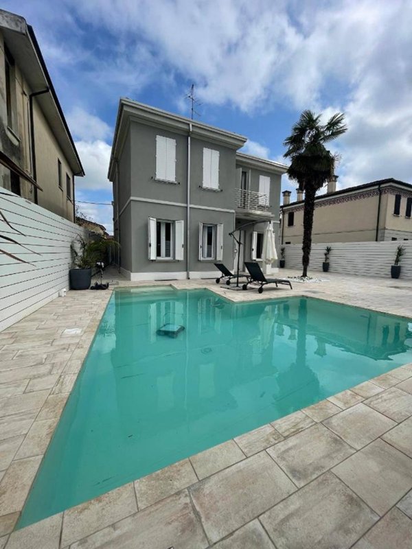 casa indipendente in vendita a Mantova in zona Castelnuovo