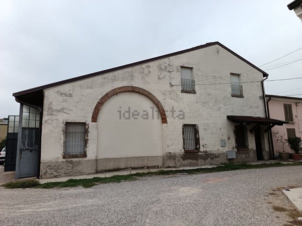 capannone in vendita a Mantova