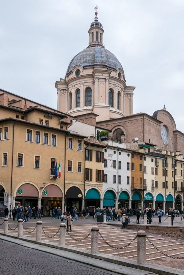 locale commerciale in vendita a Mantova in zona Centro Storico
