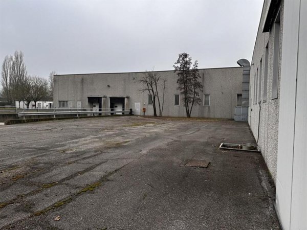 capannone in vendita a Mantova in zona Centro Storico