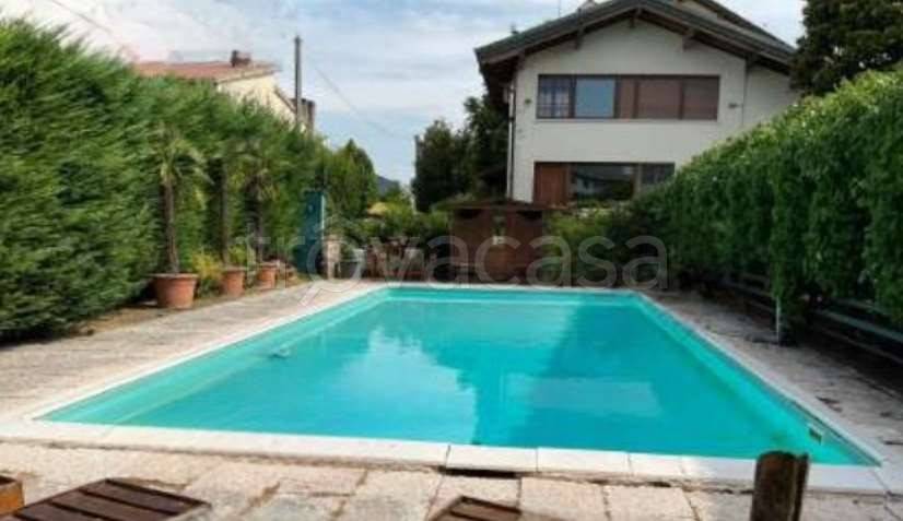 negozio in vendita a Mantova in zona Strada Dosso del Corso