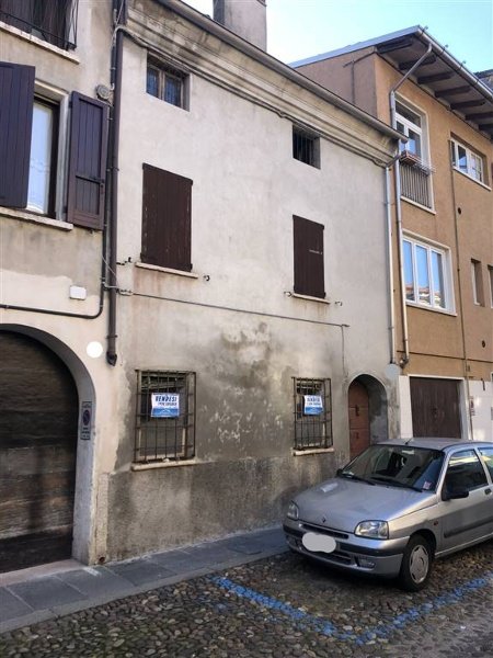 casa indipendente in vendita a Mantova in zona Centro Storico