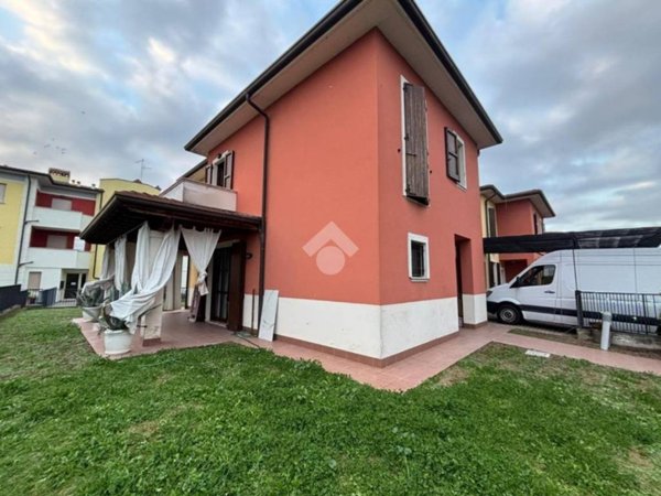 casa indipendente in vendita a Mantova in zona Cittadella