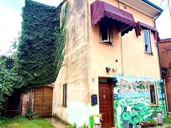 casa indipendente in vendita a Mantova in zona Strada Dosso del Corso