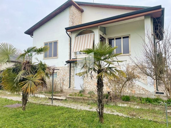 casa indipendente in vendita a Mantova in zona Gambarana