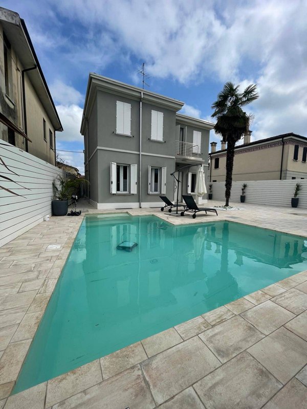 casa indipendente in vendita a Mantova in zona Castelnuovo