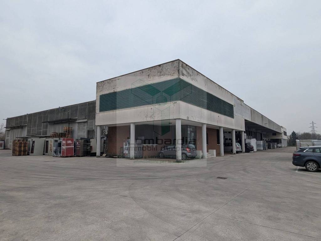 locale commerciale in vendita a Mantova in zona Borgo Castelletto