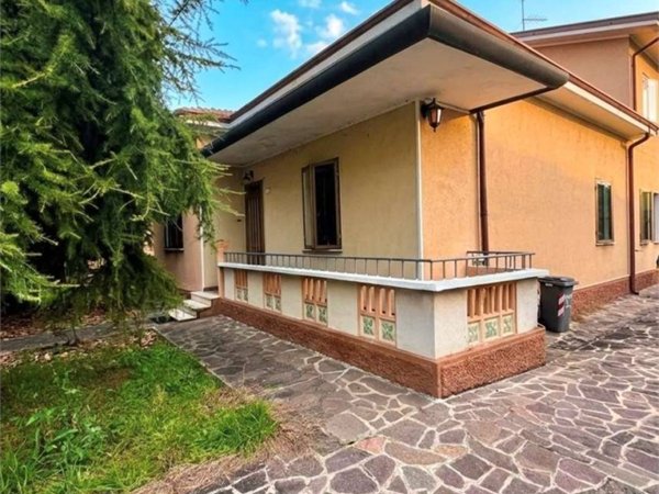 casa indipendente in vendita a Mantova in zona Gambarana