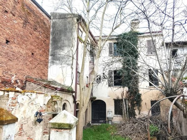 casa indipendente in vendita a Mantova in zona Centro Storico