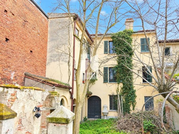 casa indipendente in vendita a Mantova in zona Centro Storico