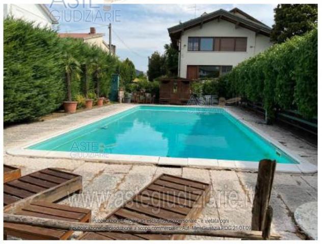 locale commerciale in vendita a Mantova in zona Strada Dosso del Corso