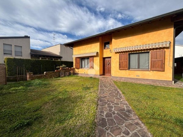 casa indipendente in vendita a Mantova in zona Frassino