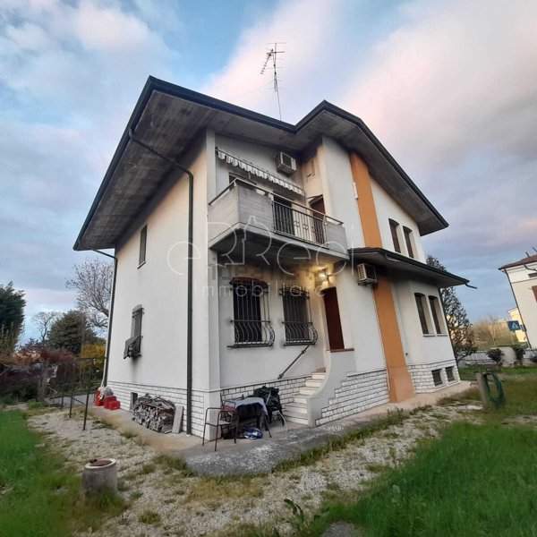 casa indipendente in vendita a Mantova in zona Frassino