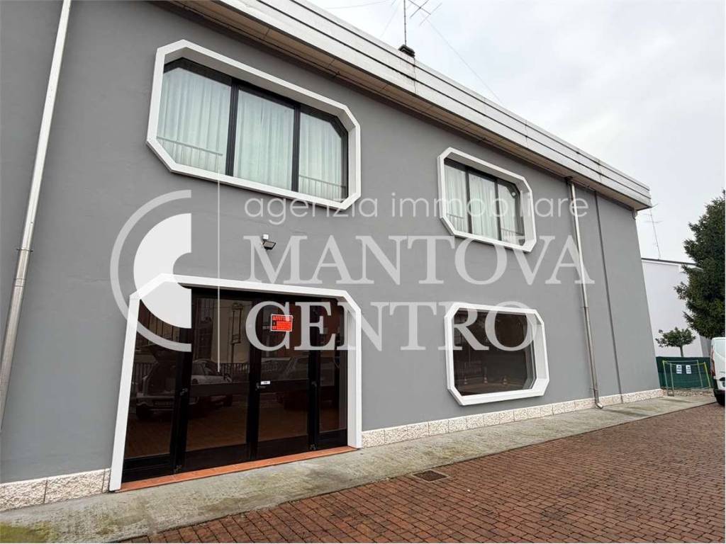 negozio in vendita a Mantova in zona Valletta Paiolo
