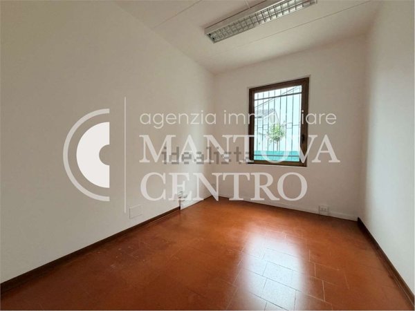 locale commerciale in vendita a Mantova in zona Via Cremona