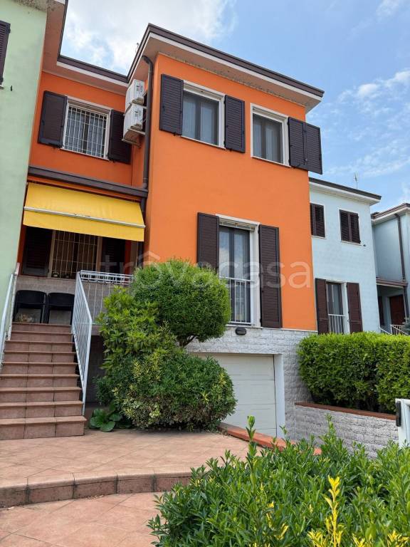 casa indipendente in vendita a Mantova in zona Castelnuovo