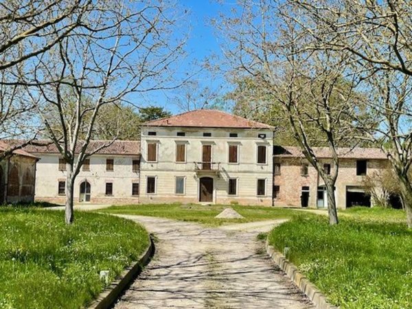 casa indipendente in vendita a Mantova in zona Strada Dosso del Corso