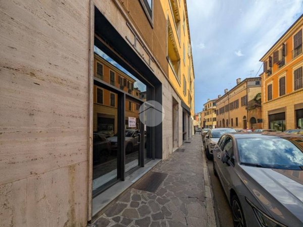 negozio in vendita a Mantova