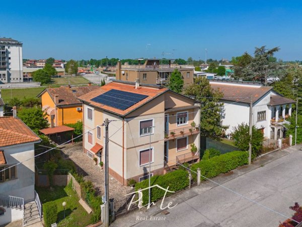 casa indipendente in vendita a Mantova in zona Strada Dosso del Corso