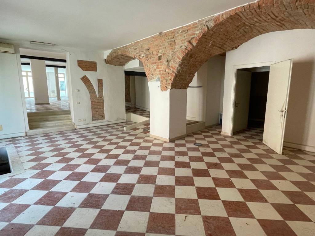 negozio in vendita a Mantova