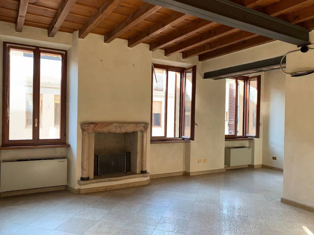 casa indipendente in vendita a Mantova in zona Centro Storico