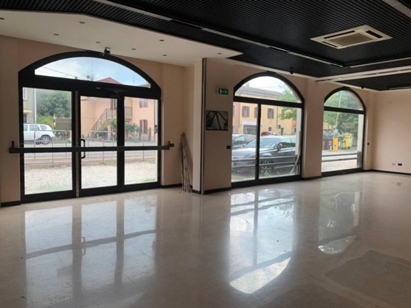 locale commerciale in vendita a Mantova in zona Castelnuovo