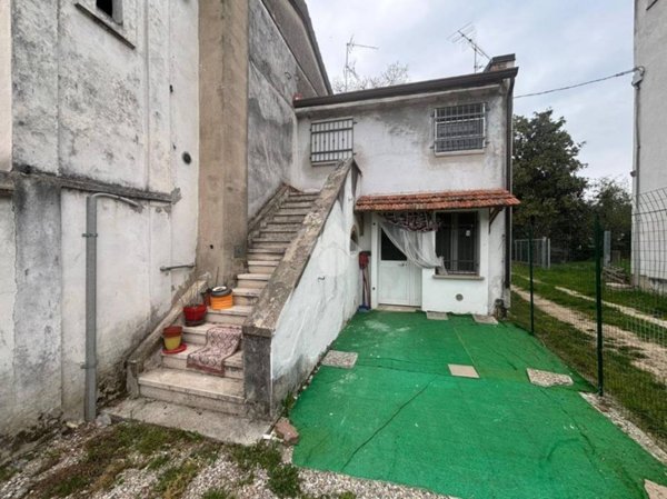 casa indipendente in vendita a Mantova in zona Lunetta-Frassino