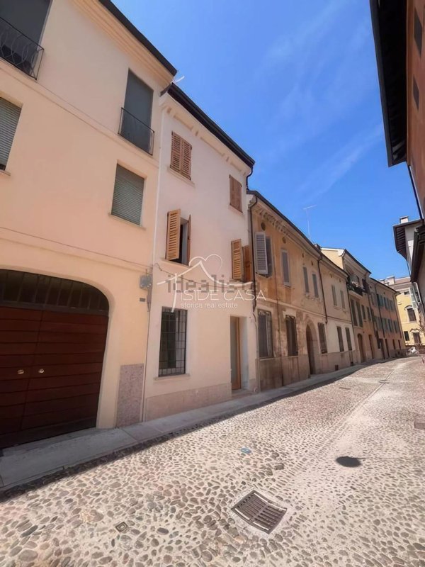 appartamento in vendita a Mantova in zona Centro Storico