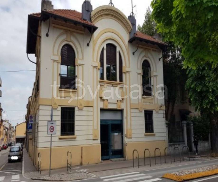 negozio in vendita a Mantova in zona Viale Risorgimento