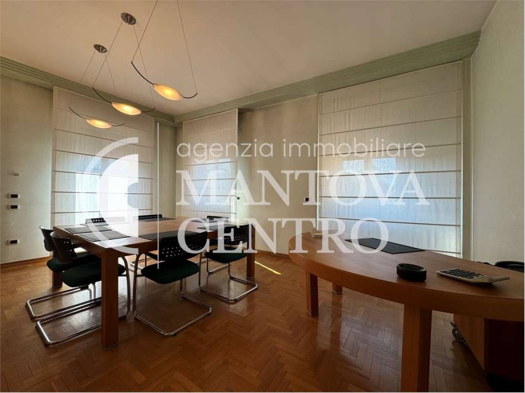 ufficio in vendita a Mantova in zona Viale Risorgimento