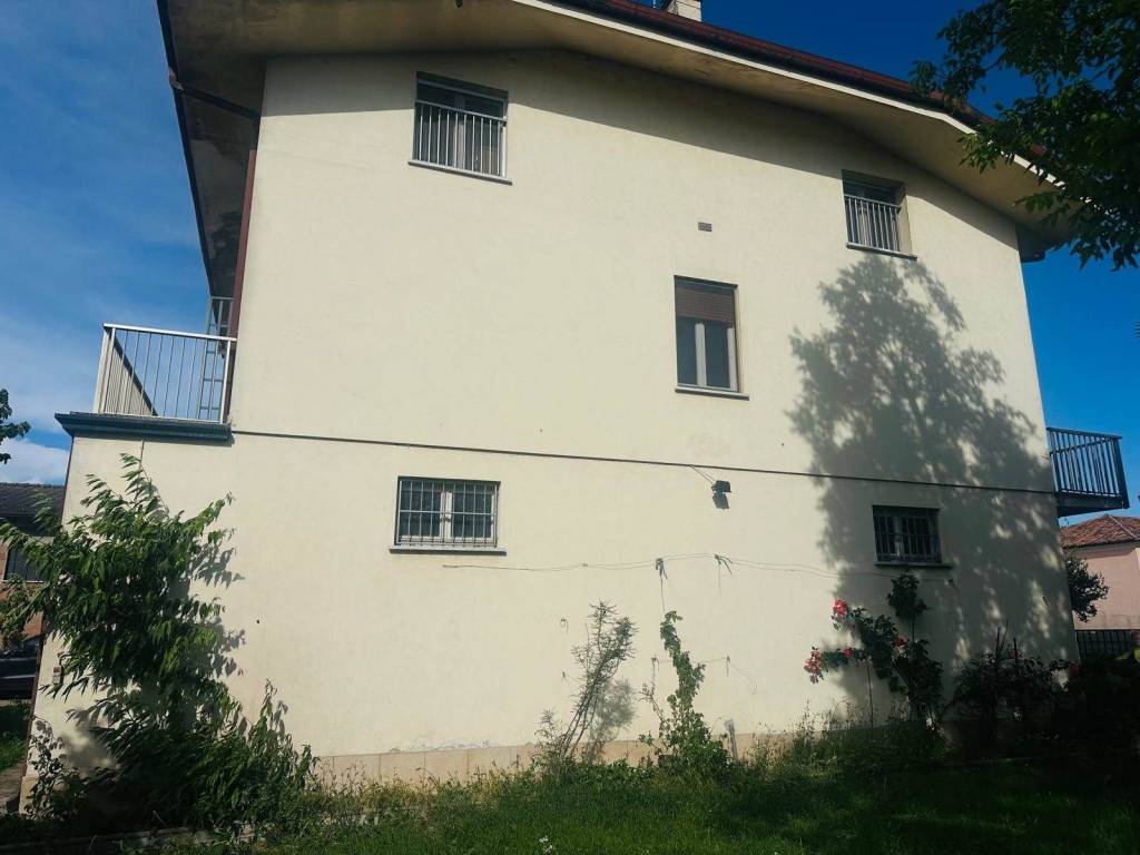 casa indipendente in vendita a Mantova in zona Zona Artigianale
