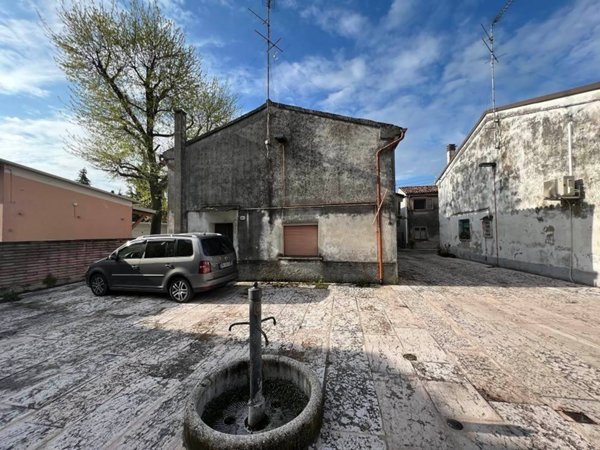casa indipendente in vendita a Mantova in zona Borgo Castelletto