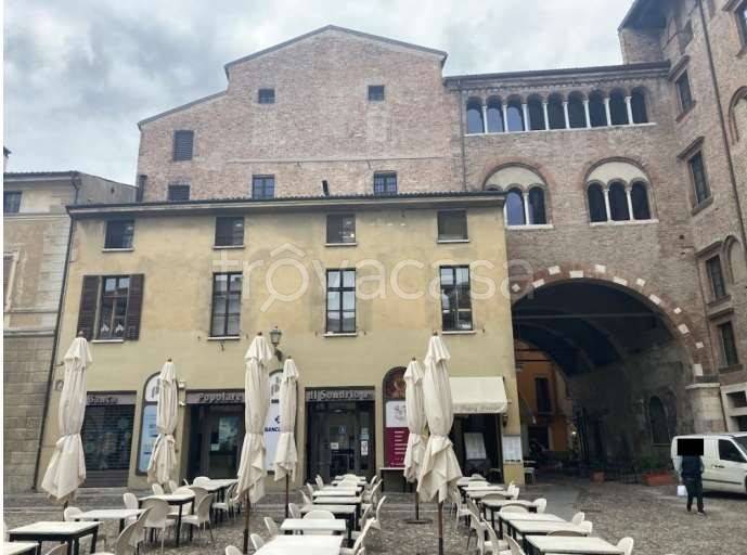 negozio in vendita a Mantova in zona Centro Storico