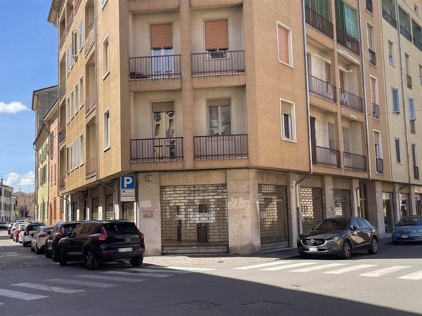 negozio in vendita a Mantova in zona Via Montanara e Curtatone