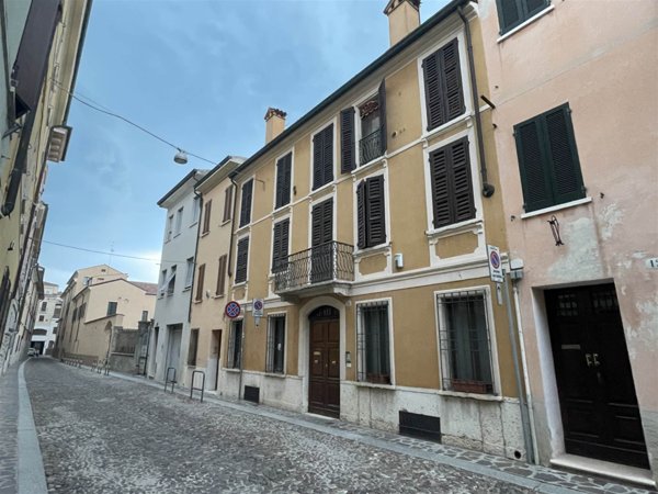 appartamento in vendita a Mantova in zona Centro Storico