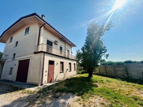 casa indipendente in vendita a Mantova in zona Zona Artigianale