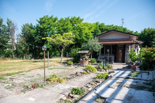 casa indipendente in vendita a Mantova in zona Viale Pompilio