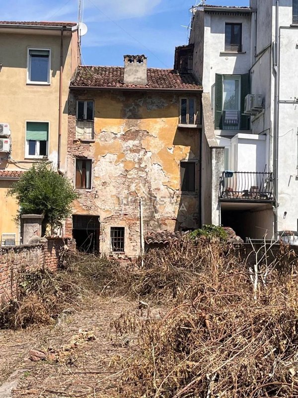 casa semindipendente in vendita a Mantova in zona Centro Storico