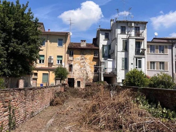casa indipendente in vendita a Mantova in zona Centro Storico