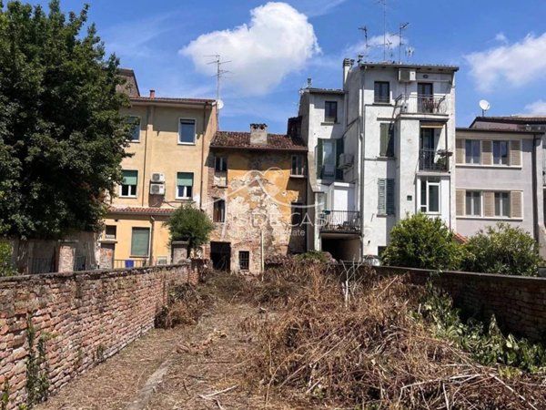 casa indipendente in vendita a Mantova in zona Centro Storico