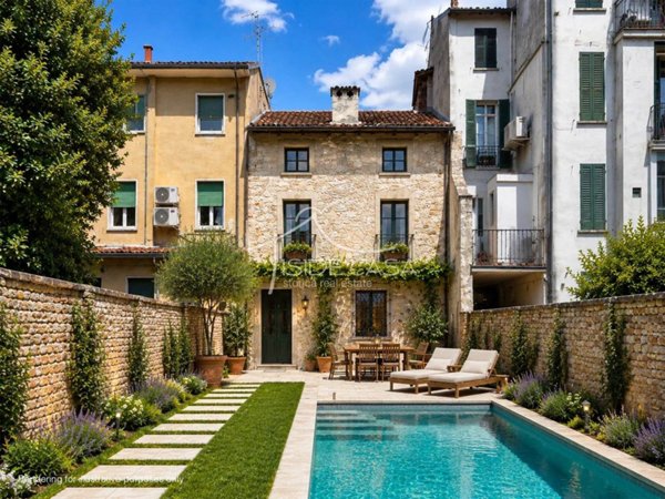 casa indipendente in vendita a Mantova in zona Centro Storico