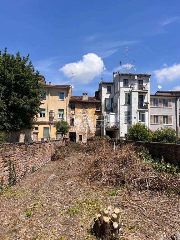 casa indipendente in vendita a Mantova in zona Centro Storico