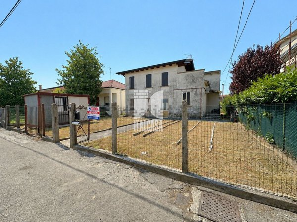 casa indipendente in vendita a Mantova in zona Chiesanuova